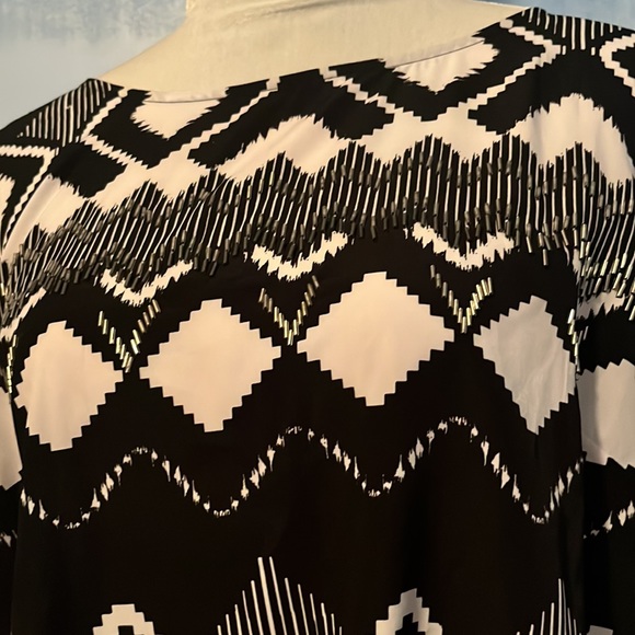 Lane Bryant Women’s flutter sleeve black and white HI/LO blouse. Size 14/16 $25 - Picture 2 of 5